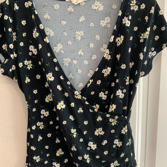 Spring v-neck crop top black with flowers - Picture 3 of 5